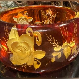 VINTAGE REVERSED CARVED HONEY LUCITE FLOWER BANGLE BRACELET WIDE CHUNKY